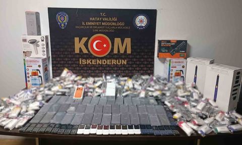 Hatay’da kaçakçılık operasyonu: Otomobilin gizli bölmelerinden 73 telefon ve 400 elektronik sigara çıktı