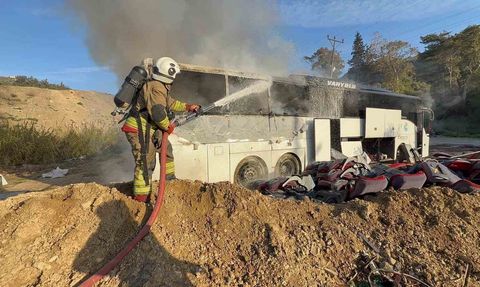 Hatay'da park halindeki Vanyolu Seyahat otobüsü tamir atölyesinde yandı