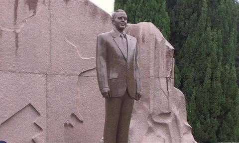 Haydar Aliyev, vefatının 22. yılında Bakü'de törenlerle anıldı