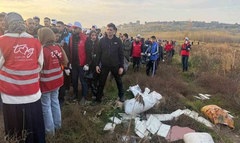 Hevsel Bahçeleri'nde 5 Aralık Dünya Gönüllüler Günü kapsamında temizlik etkinliği