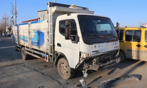 Iğdır-Halfeli yolunda otomobil ile kamyonet kafa kafaya çarpıştı