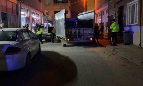 İnegöl'de kamyonet park halindeki 3 araca çarptı; sürücü 2.49 promil alkollü bulundu