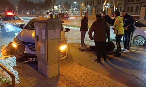 İnegöl'de otomobil trafik levhalarına çarptı: 1 yaralı