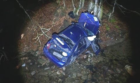 İnegöl'de uçuruma yuvarlanan otomobilden 3 kişi yaralı kurtuldu