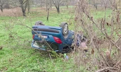 İnegöl'de yağış sonrası otomobil tarlaya uçtu — 2 yaralı