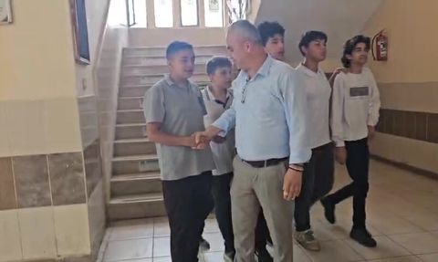 İskenderun'da pet şişeyi çöpe atan öğrenci çeyrek altınla ödüllendirildi