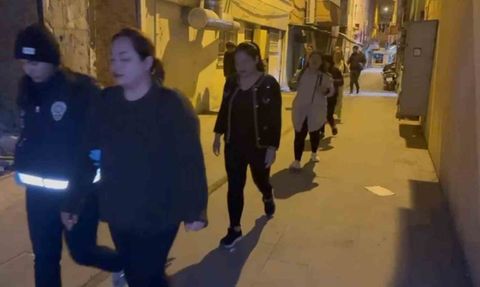 İskenderun’da SPA ve masaj salonlarında denetim sonucu 6 yabancı kadın göç idaresine sevk edildi