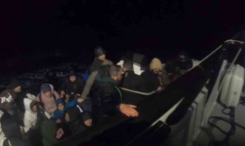 İzmir açıklarında 58 düzensiz göçmen yakalandı ve kurtarıldı