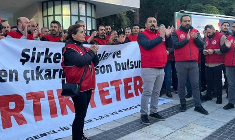 İzmir Büyükşehir işçileri eylemini sürdürüyor: 'Arkadaşlarımız işe dönene dek vazgeçmeyiz'
