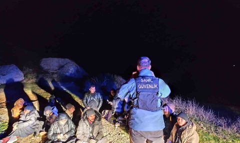 İzmir’de 24 saatte 99 düzensiz göçmen yakalandı, 3 kaçakçı gözaltında