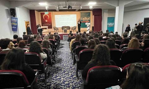 İzmir'de Psikoloji Zirvesi: Gençlere Psikolojik Sağlamlık ve Motivasyon Rehberliği
