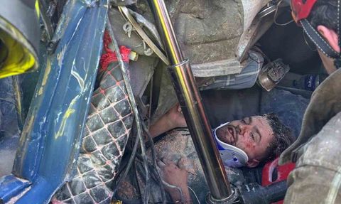 İzmir Otoyolu'nda Kamyon Bariyerlere Çarptı — İtfaiye Kabindeki Sürücüyü Kurtardı