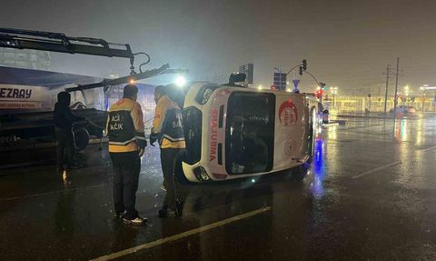 İzmit'te ambulans panelvanla çarpıştı: 6 yaralı