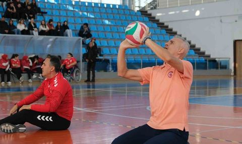 Karaman’da 3 Aralık Dünya Engelliler Günü’nde protokol oturarak voleybol oynadı
