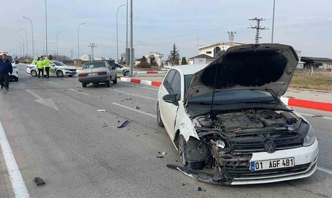 Karaman'da kavşakta trafik kazası: 3 yaralı