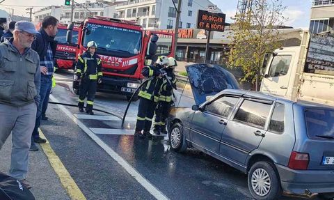 Karamürsel'de seyir halindeki otomobilin ön bölümünde yangın