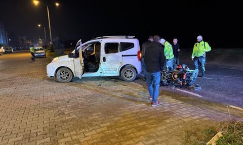 Karasu'da hafif ticari araçla motosiklet çarpıştı: sürücü ağır yaralandı