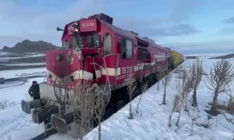 Kars'ta hemzemin geçitte yük treni kamyona çarptı: 1 ölü
