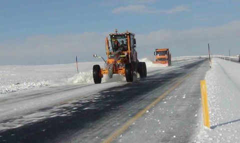 Kars'ta Kar Etkili Oldu: Buzlanan Yolda Mahsur Kalan Tır Kurtarıldı