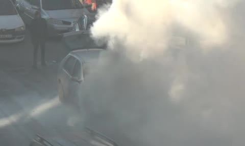 Kars'ta park halindeki araç motorundan çıkan yangın söndürüldü