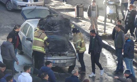 Kars'ta Park Halindeki Otomobil Yangını İtfaiye Tarafından Söndürüldü