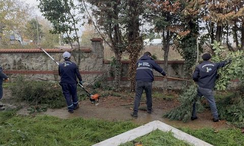 Kartepe'de Mezarlıklarda Bakım ve Temizlik Çalışması