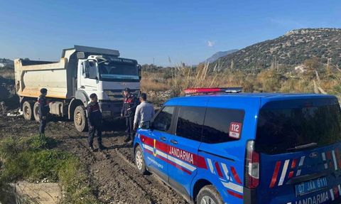 Kaş'ta Eşen Çayı kıyısında izinsiz kum alımına jandarma müdahalesi