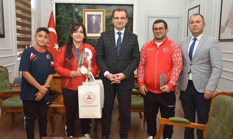 Kaymakam Güldoğan'dan madalyalı judocuya plaket