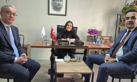 Kaymakam Halil Dalak’tan Cumhuriyet Mahallesi Muhtarı Ayşe Yılmaz Gönen’e teşekkür ziyareti