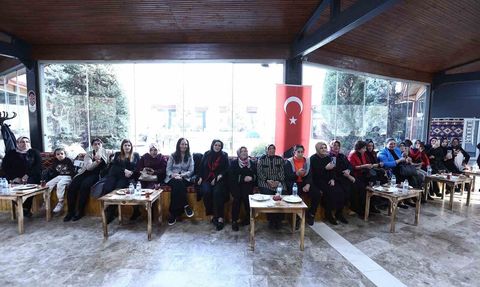 Kayseri'de kadın muhtarlar 91’inci yılını müzikle kutladı