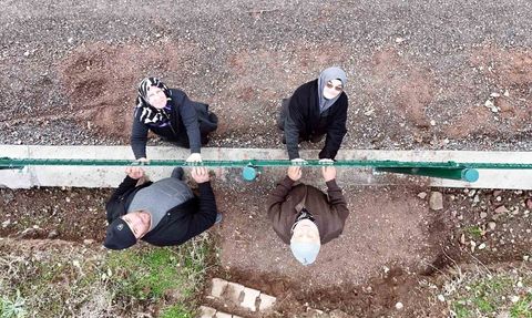 Kayseri'de tel örgü mahalleyi ikiye böldü: Sakinler cami ve markete ulaşmak için 5 kilometre yürüyor