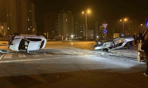 Kayseri Melikgazi'de kavşakta kaza: Biri yan yattı, diğeri takla attı — 2 yaralı