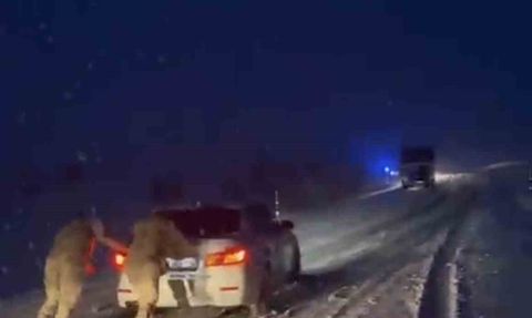 Kazanan rampasında kar engeli: Muş-Bulanık yolunda jandarma müdahalesi