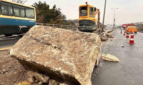 Keçiören’de Fatih Köprüsü çalışmasında tek iş makinesi trafiği aksatıyor