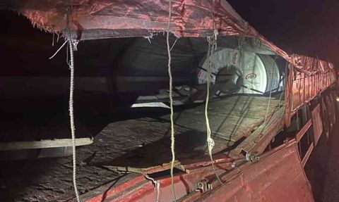 Kırıkkale’de yaban domuzu kaçışı: Devrilen tırın demir rulosu başka tıra çarptı