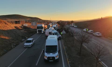 Kırıkkale'de zincirleme kaza: 3 servis minibüsü çarpıştı, 10 işçi yaralandı