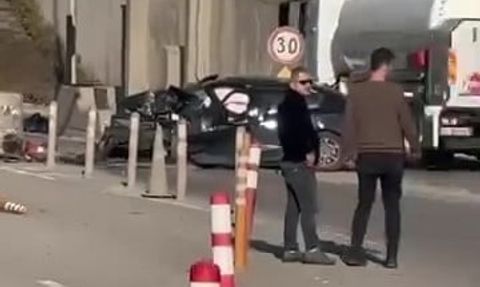 Kocaeli'de TEM gişelerine çarpan otomobilde anne ve oğlu hayatını kaybetti