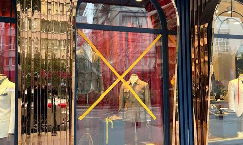 Konak'ta alkollü travestinin vitrin camını kafasıyla kırma anı