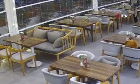 Kontrolden çıkan Audi kafeteryaya girdi — İki müşteri saniyelerle kurtuldu