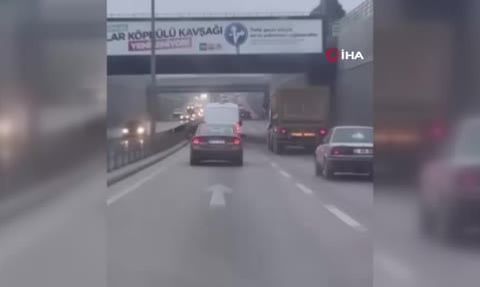 Konya'da minibüsün araçlar arasında makas atarak tehlike yarattığı anlar kamerada