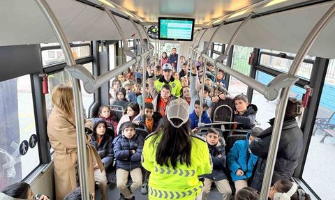 Konya'da Nezaket Otobüsü ile öğrencilere trafik kültürü
