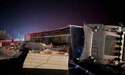 Konya'da otomobilin çarptığı tır devrildi: 1 yaralı