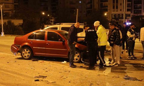 Kozan'da baba yadigarı otomobil hurdaya döndü: 2 yaralı