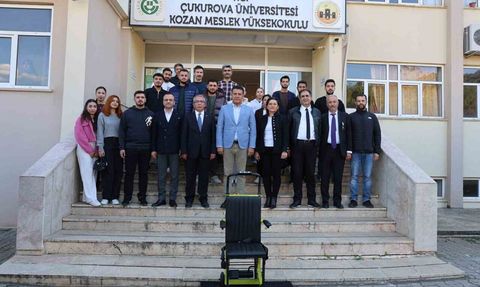 Kozan Meslek Yüksekokulu’nda merdiven engeli belediyenin otomasyonlu tırmanıcı cihazıyla aşıldı