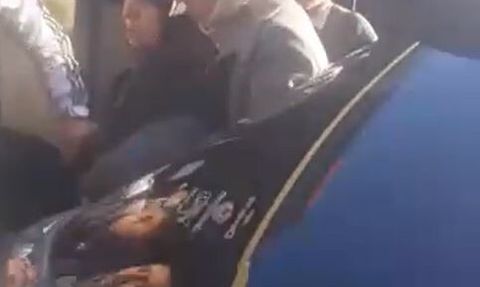 Küçükçekmece Sefaköy'de minibüsten düşen yaşlı kadına vatandaşlar müdahale etti