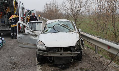 Kula'da otomobil refüje ve bariyerlere çarptı: 1 ölü, 1 yaralı