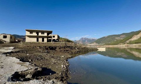 Kuraklık Alaköprü Barajı’nı vurdu: Sular altındaki köyler yeniden ortaya çıktı