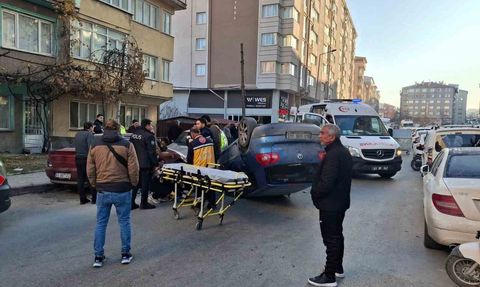 Kütahya'da otomobil park halindeki araçlara çarptı, 2 yaralı