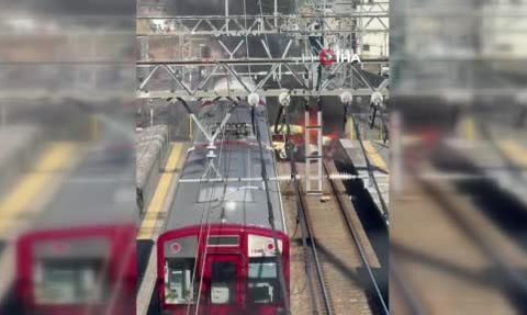 Kyoto'da hemzemin geçitte trenle otomobil çarpıştı