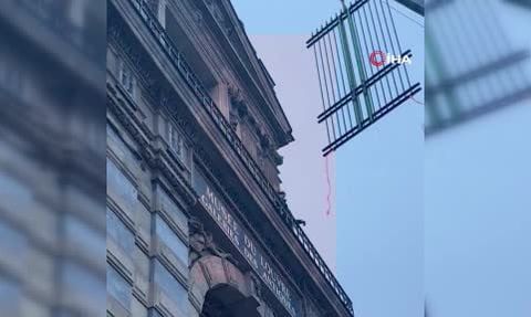 Louvre'de Apollo Galerisi Balkonuna Demir Parmaklıklar